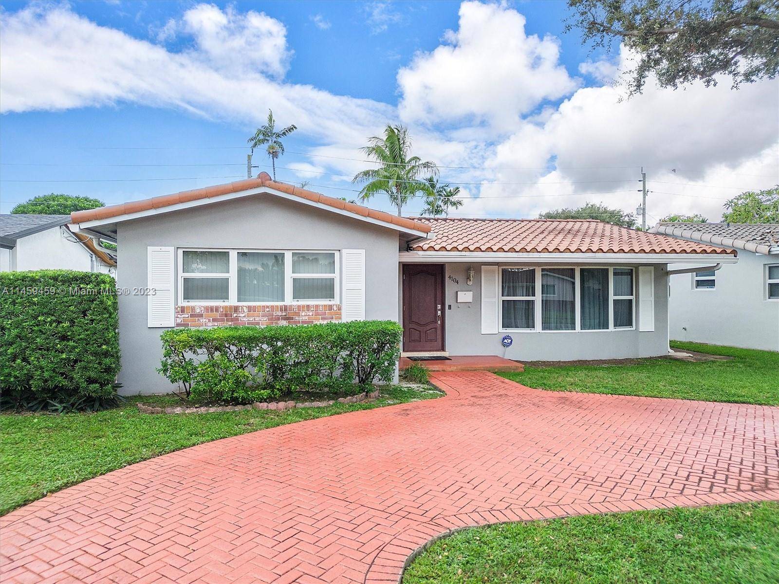 Beautiful and very well maintained home centrally located in Hollywood Hills.