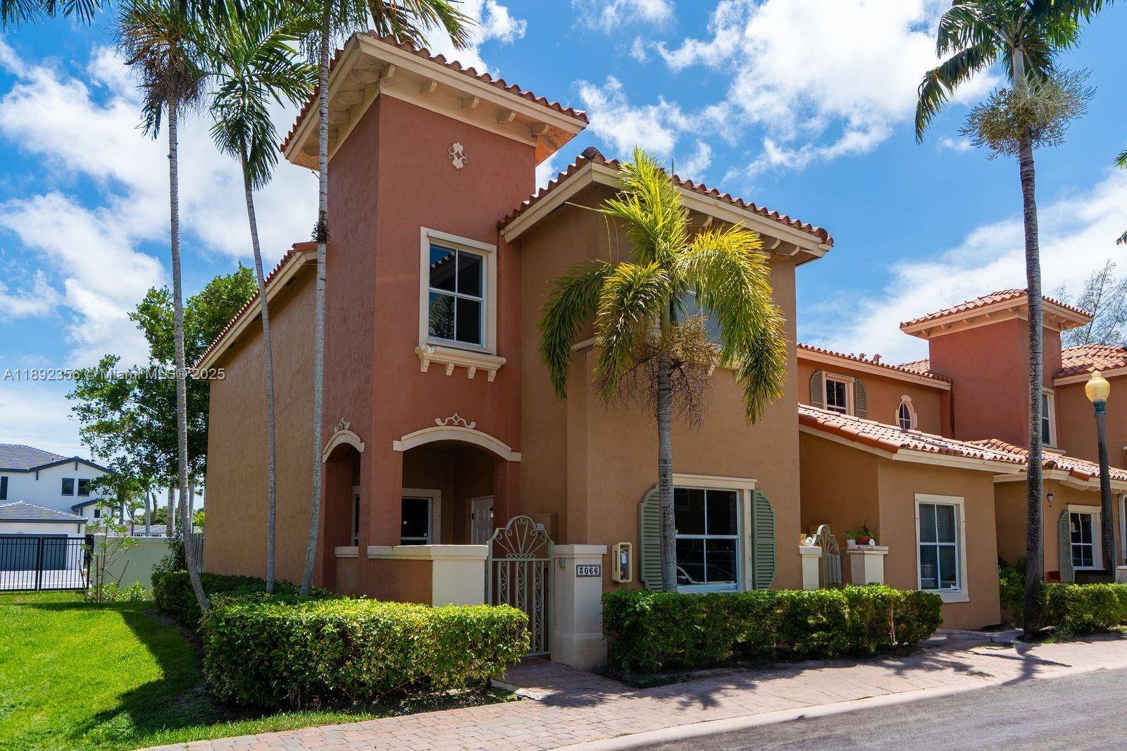 Beautiful Corner Unit Townhouse in Highly Desirable Dania Beach !