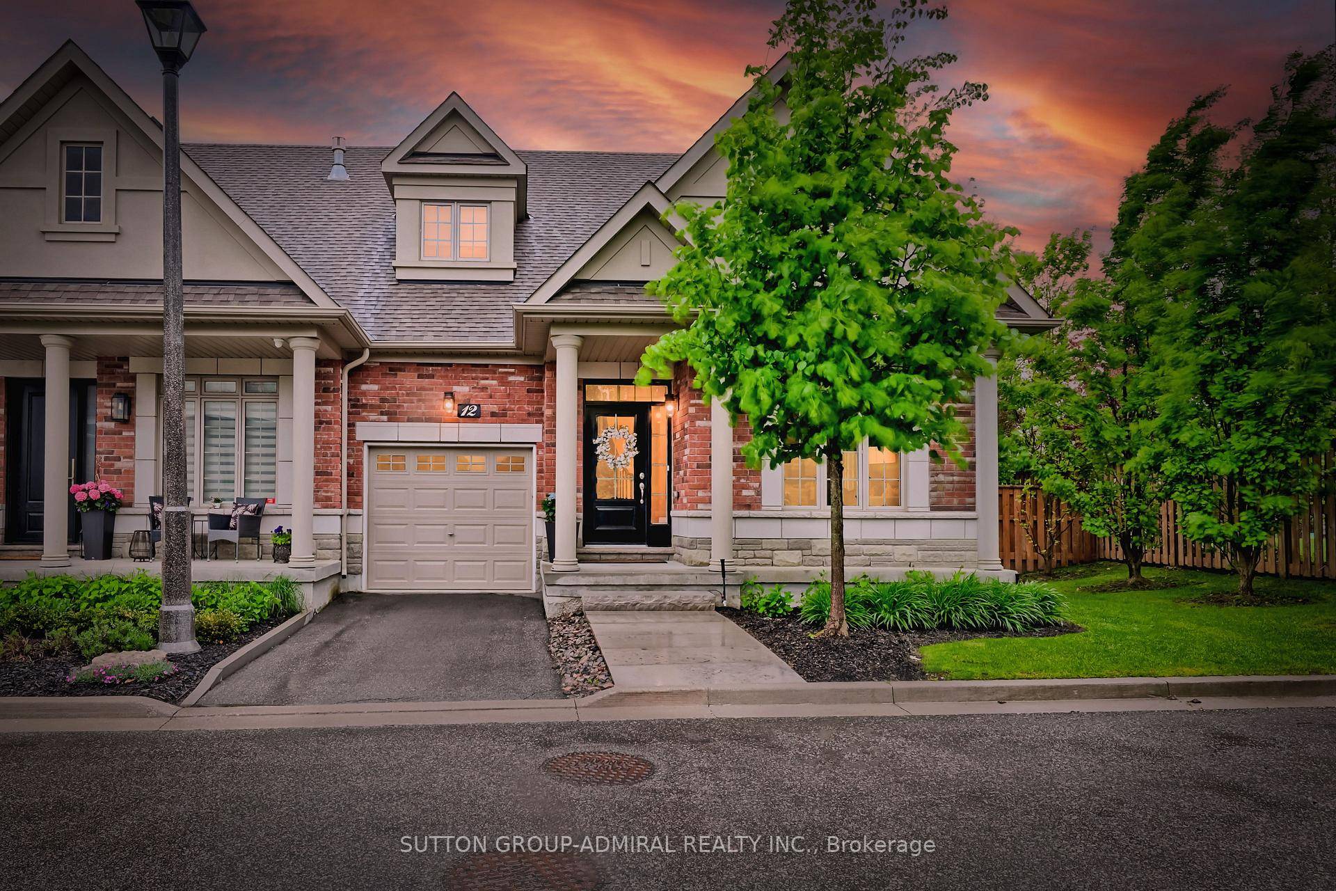Lovely End Unit Bungaloft situated on an oversized lot with a good size yard for a garden or space for kids to play !