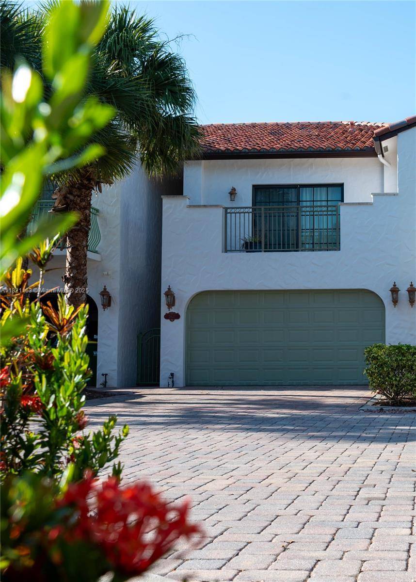 Ready to move in ! Boat enthusiasts this is your dream home !