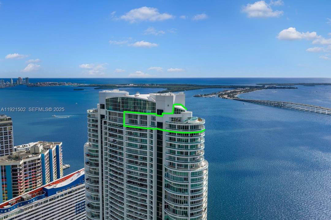 Experience unparalleled luxury in this breathtaking 2 story penthouse featuring sweeping 270 views of Biscayne Bay and the Miami skyline.