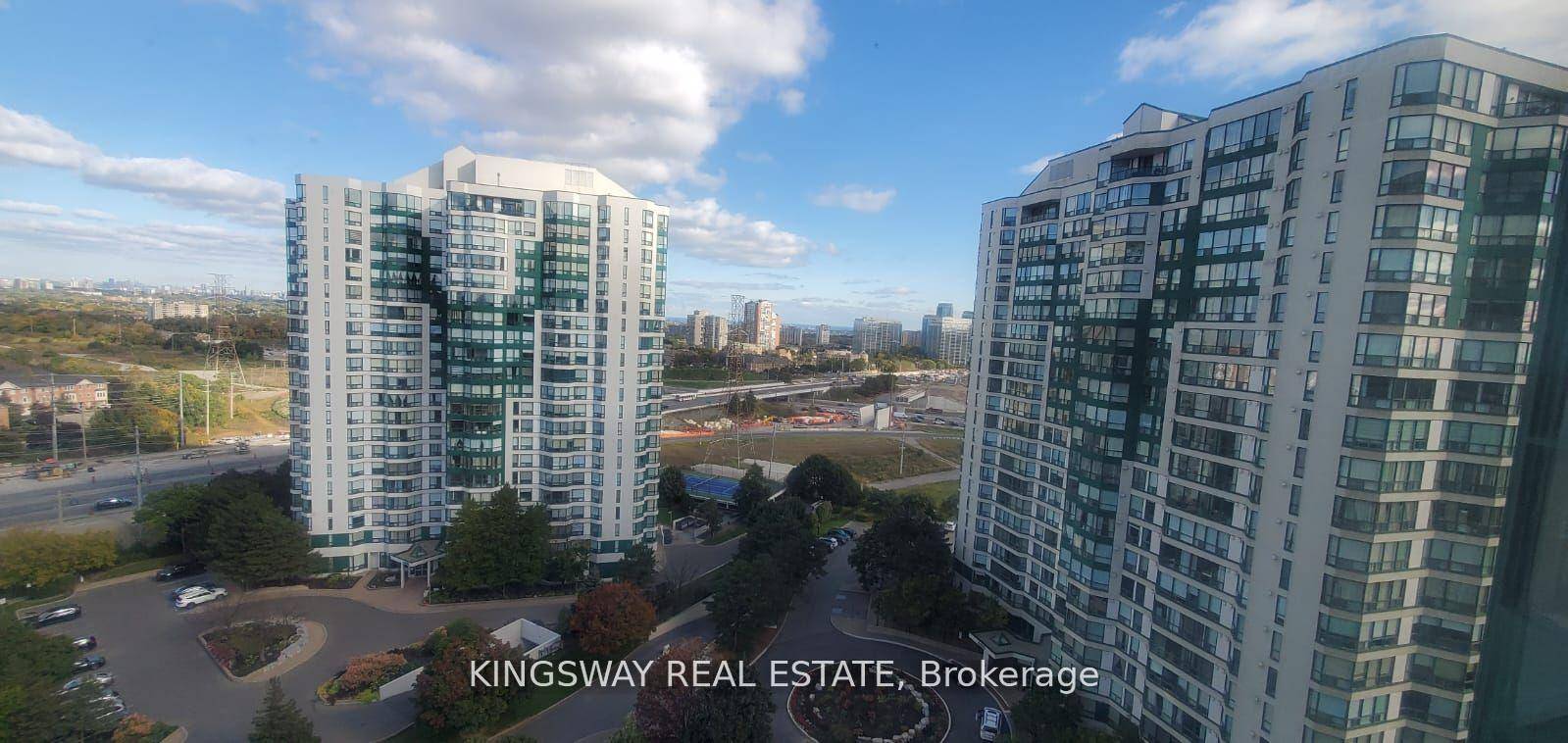 Gorgeous Spacious 2 Bedroom and Den with a cozy solarium !