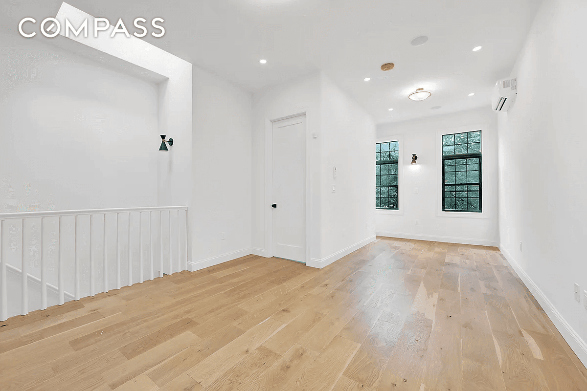Spacious amp ; Sunny 3 Bedroom amp ; 2 Bathroom Apartment Available Immediately The Apartment Features 3 Bedrooms 1 King Size with Ensuite Bathroom amp ; 2 Full Size 2 ...