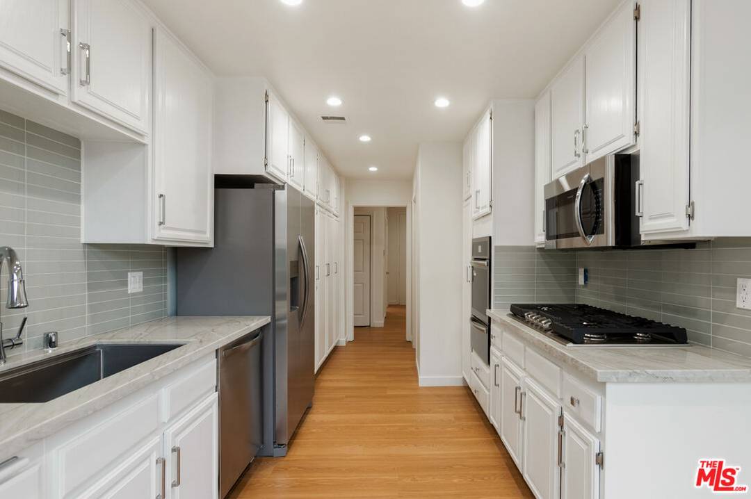 200 N ALMONT DR 2BR Beverly Grove La