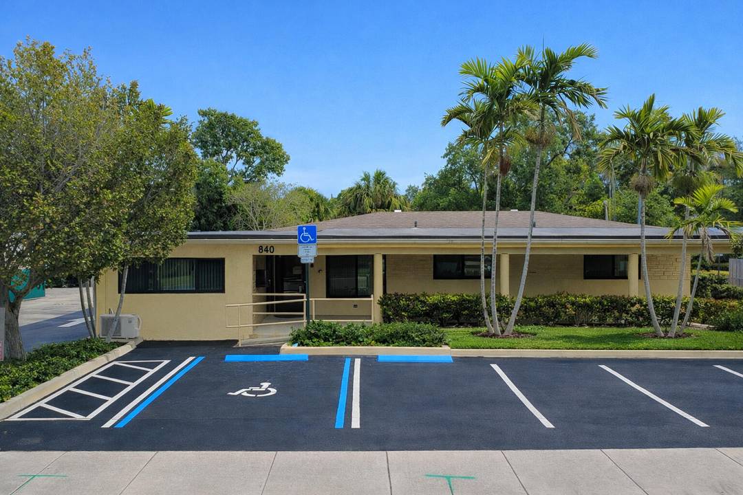 Prime standalone office building in Plantation on busy S State Road 7 !