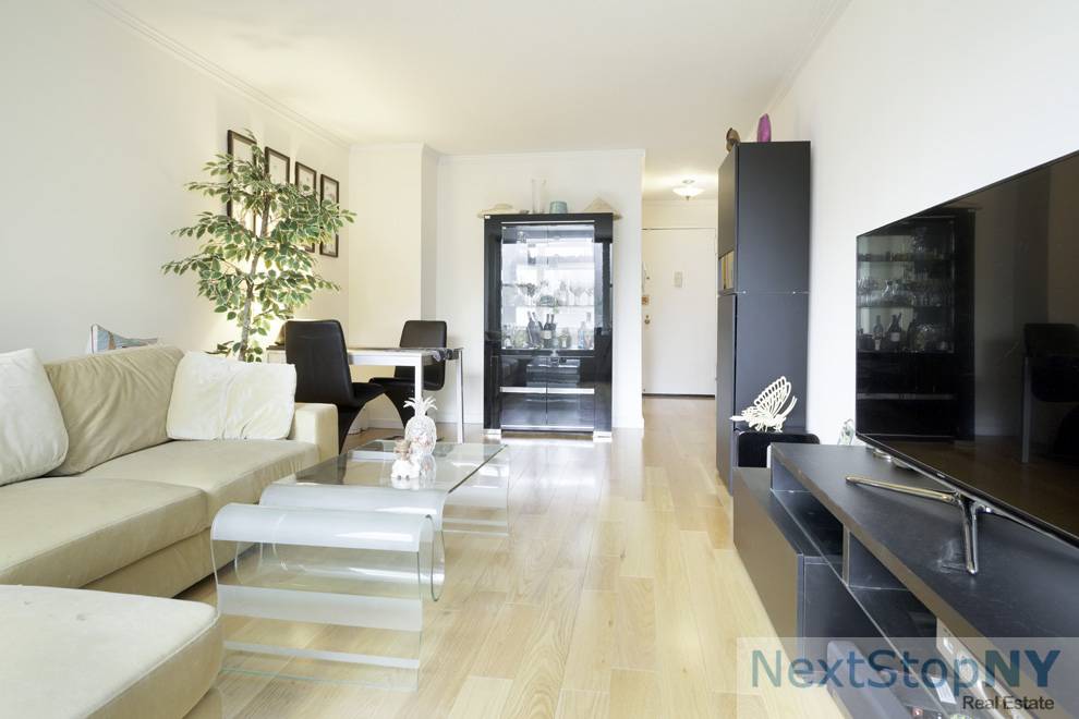 Spacious East Facing One Bedroom in Midtown East Welcome to this bright and inviting one bedroom home with open eastern exposure and abundant natural light.