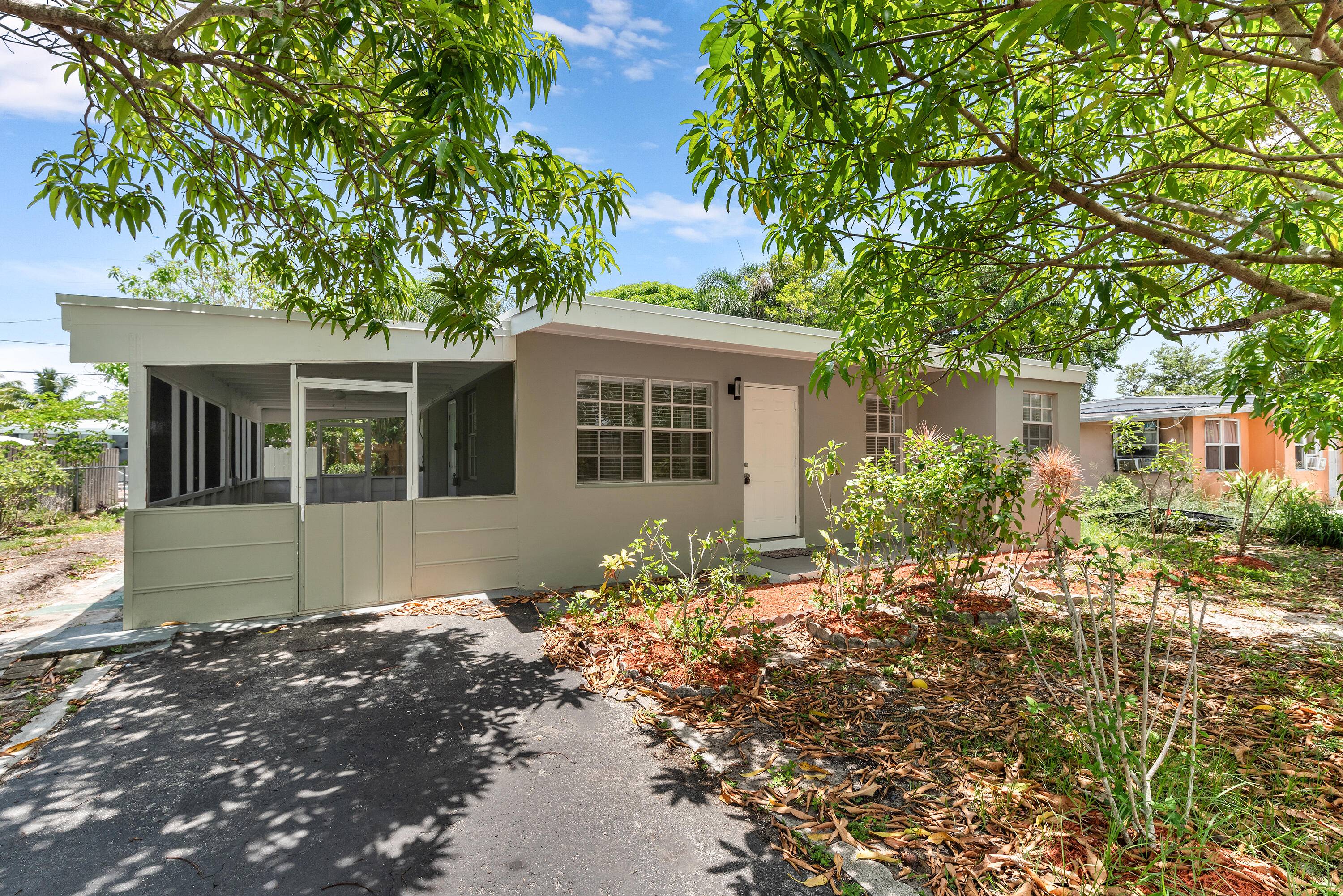 Charming CBS single family home in the San Castle neighborhood of Lantana.
