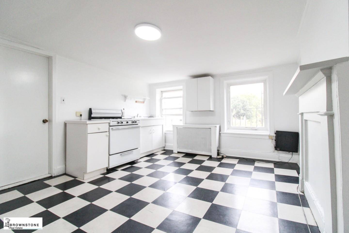 4 at 277 Warren Street is a bright and sunny, top floor apartment with a warm and inviting charm !