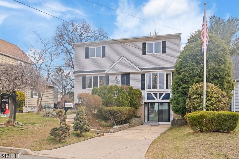 Beautifully maintained 4 bedroom, 3 bathroom expanded Colonial Cape, ideally situated in one of New Milford ?