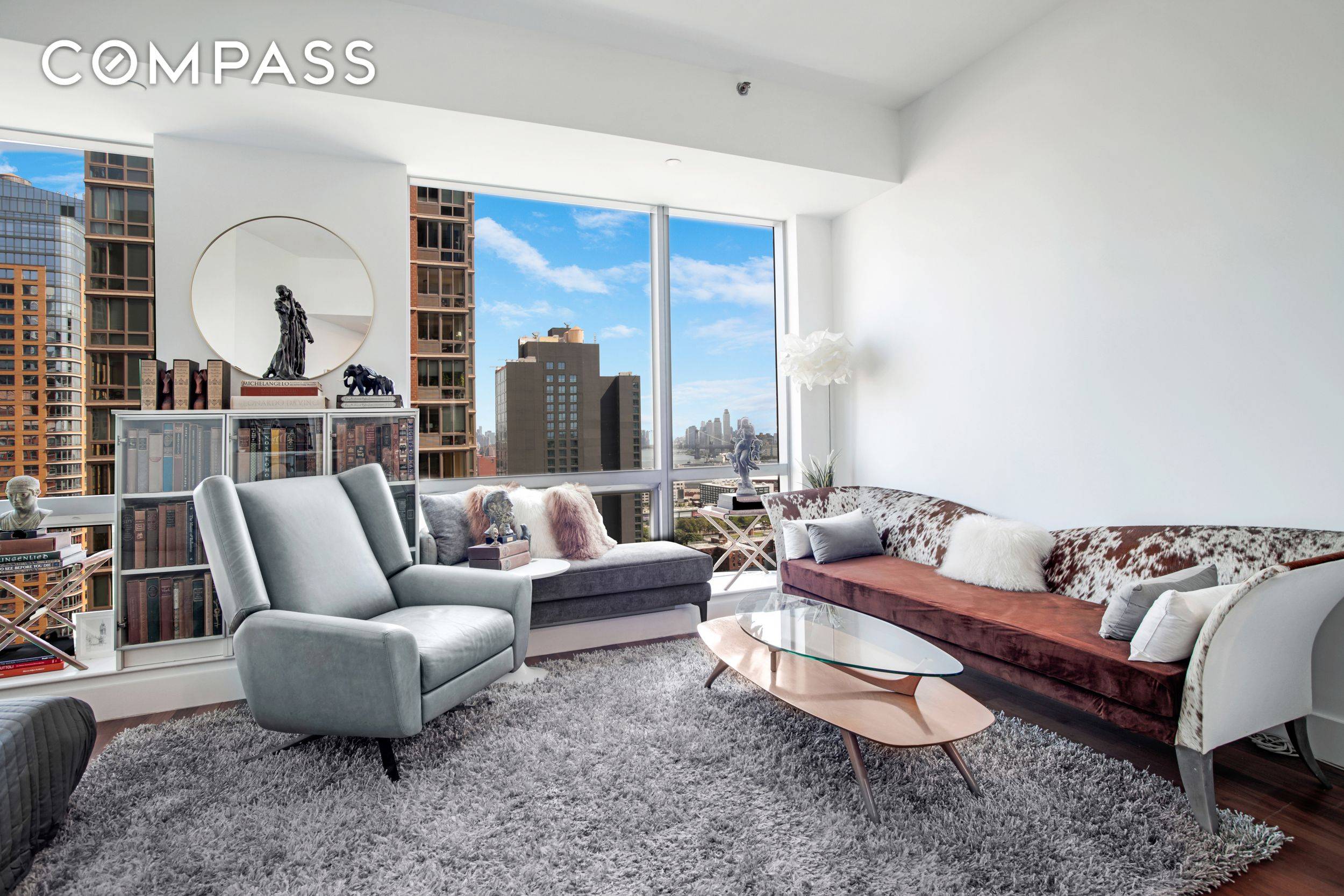 Experience unparalleled luxury on a high floor studios, one of the only studios offering such a spectacular panoramic view of the Manhattan skyline and the East River.