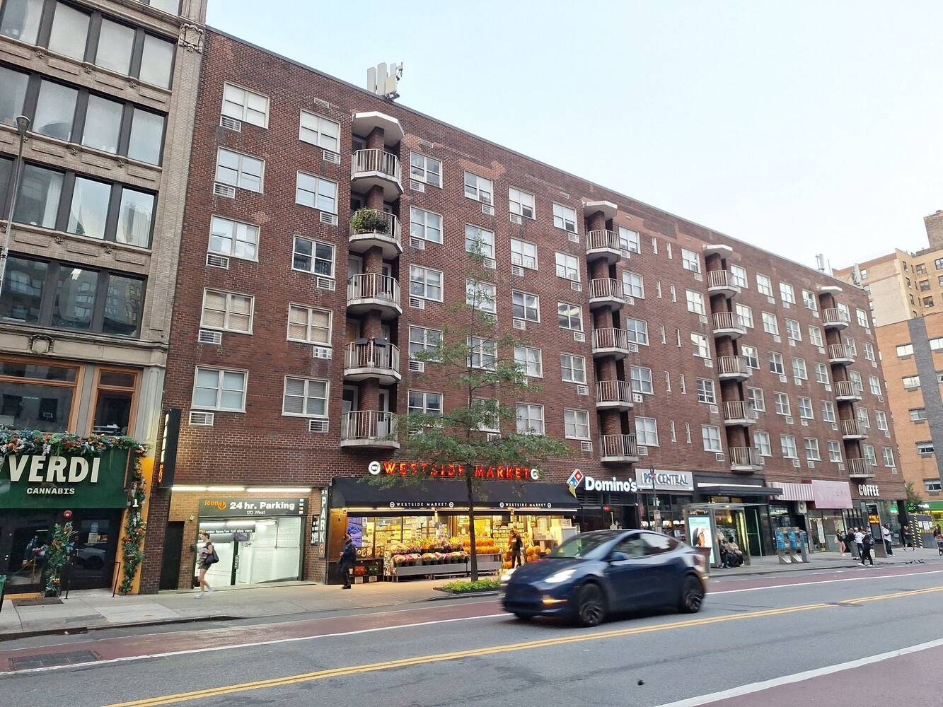 Condo Style Home. This Home Features Full Bath, Eat In Kitchen amp ; Dining Are.
