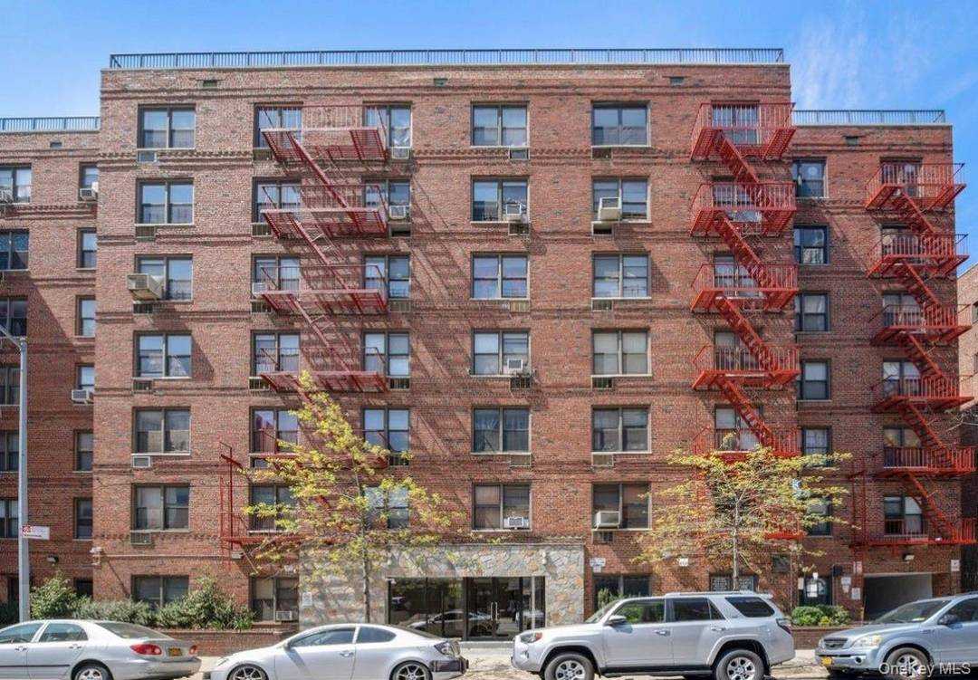 Located in the heart of Flushing, The Dorado at Infinity 8 is an exquisite condo offering a spacious, fully renovated unit.