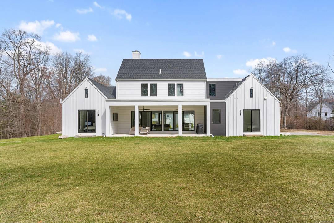 Welcome to this stunning modern farmhouse, a perfect blend of timeless charm and contemporary comfort.