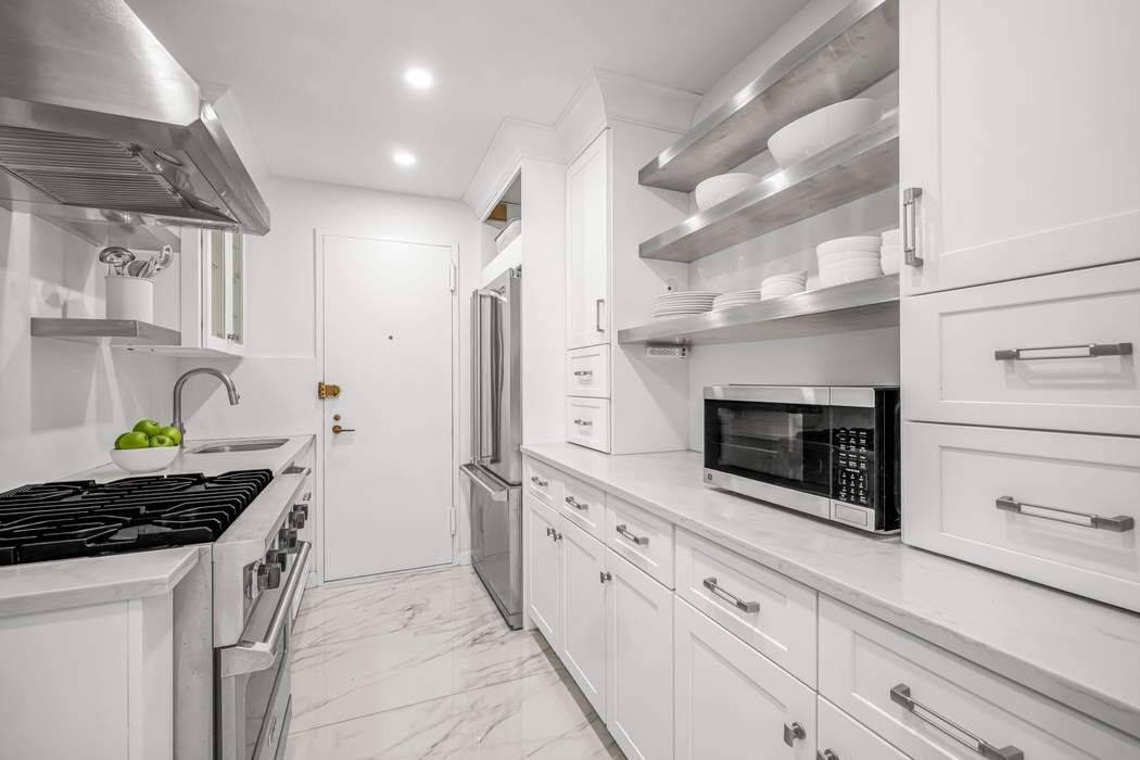 Apartment 39F is a stylish, turnkey one bedroom residence that offers a rare opportunity to purchase into Plaza 400, one of the most coveted cooperatives in the Sutton Place area ...