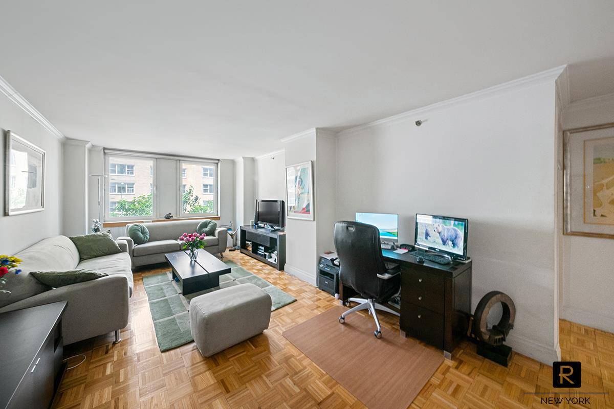 Large aprx 918 Sqf one bedroom 1 bath.