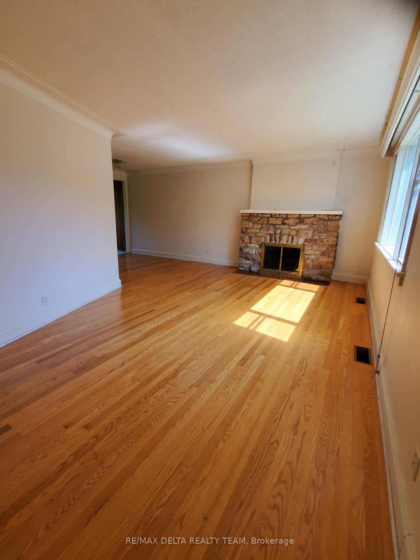 Located in Highly Desirable Faircrest Heights in Alta Vista, this affordable 4 Bed Den is available NOW to rent for a 1 year term !