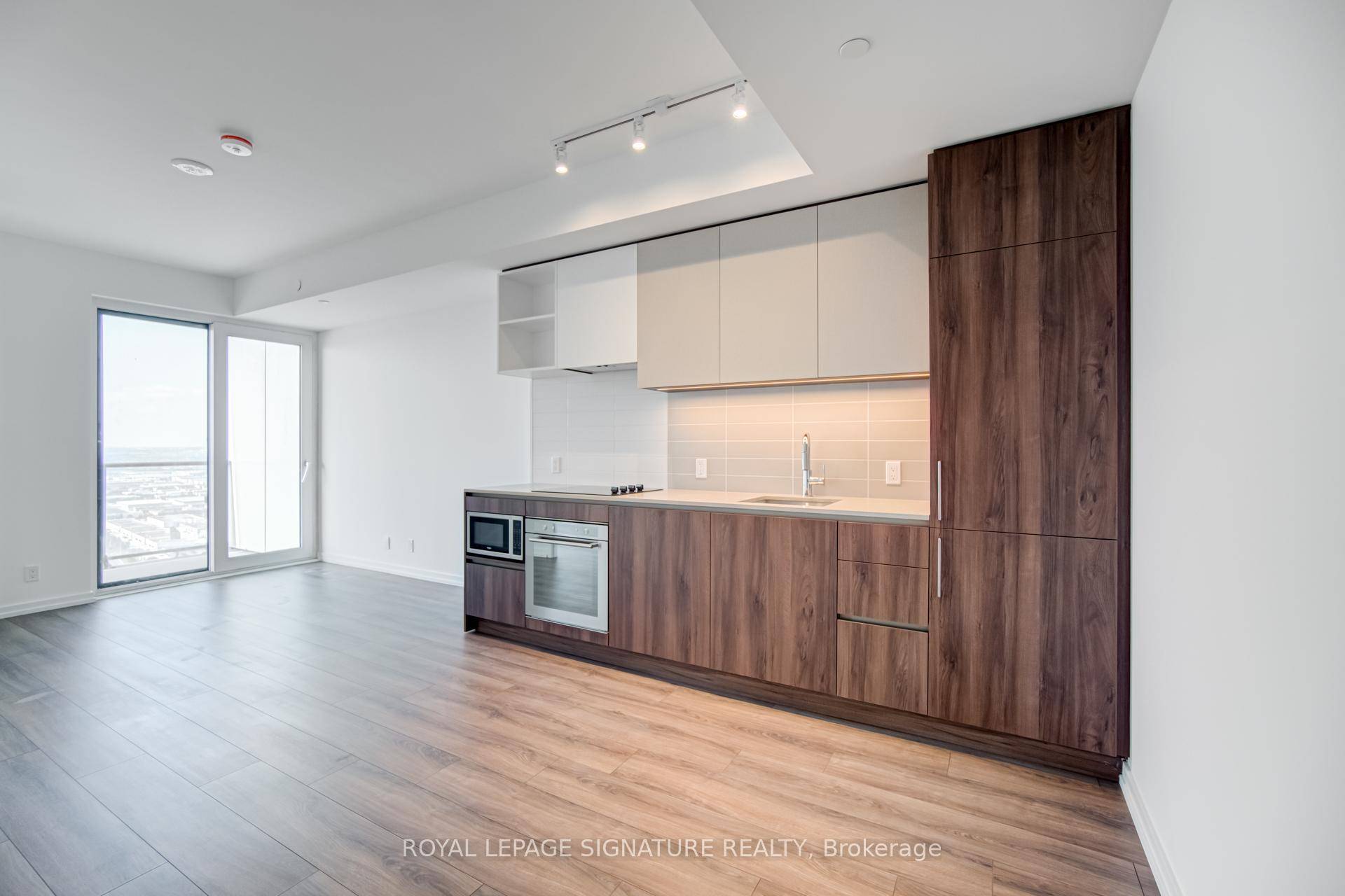 Introducing a pristine residence at Transit City 4 by Centre Court, in the heart of Vaughans vibrant new downtown.
