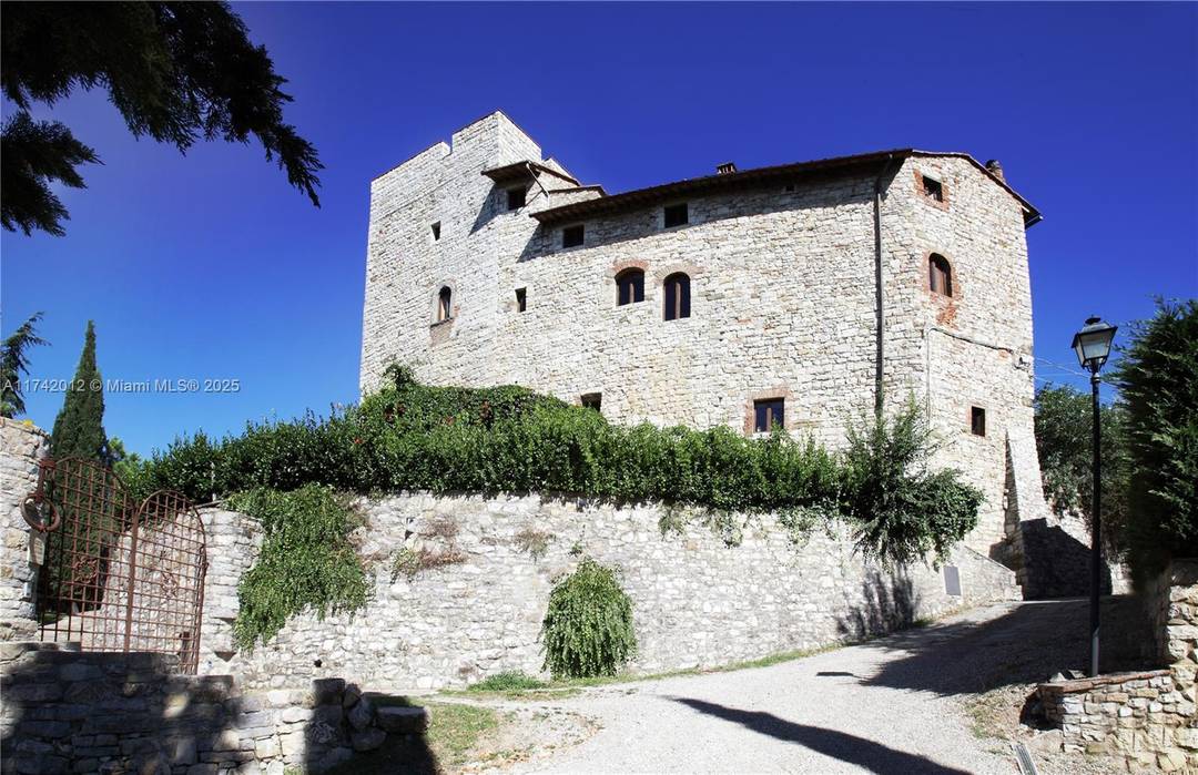Perched on the edge of a medieval town close to Gaiole, this majestic castle is a historical gem in the heart of the Chianti Classico region.