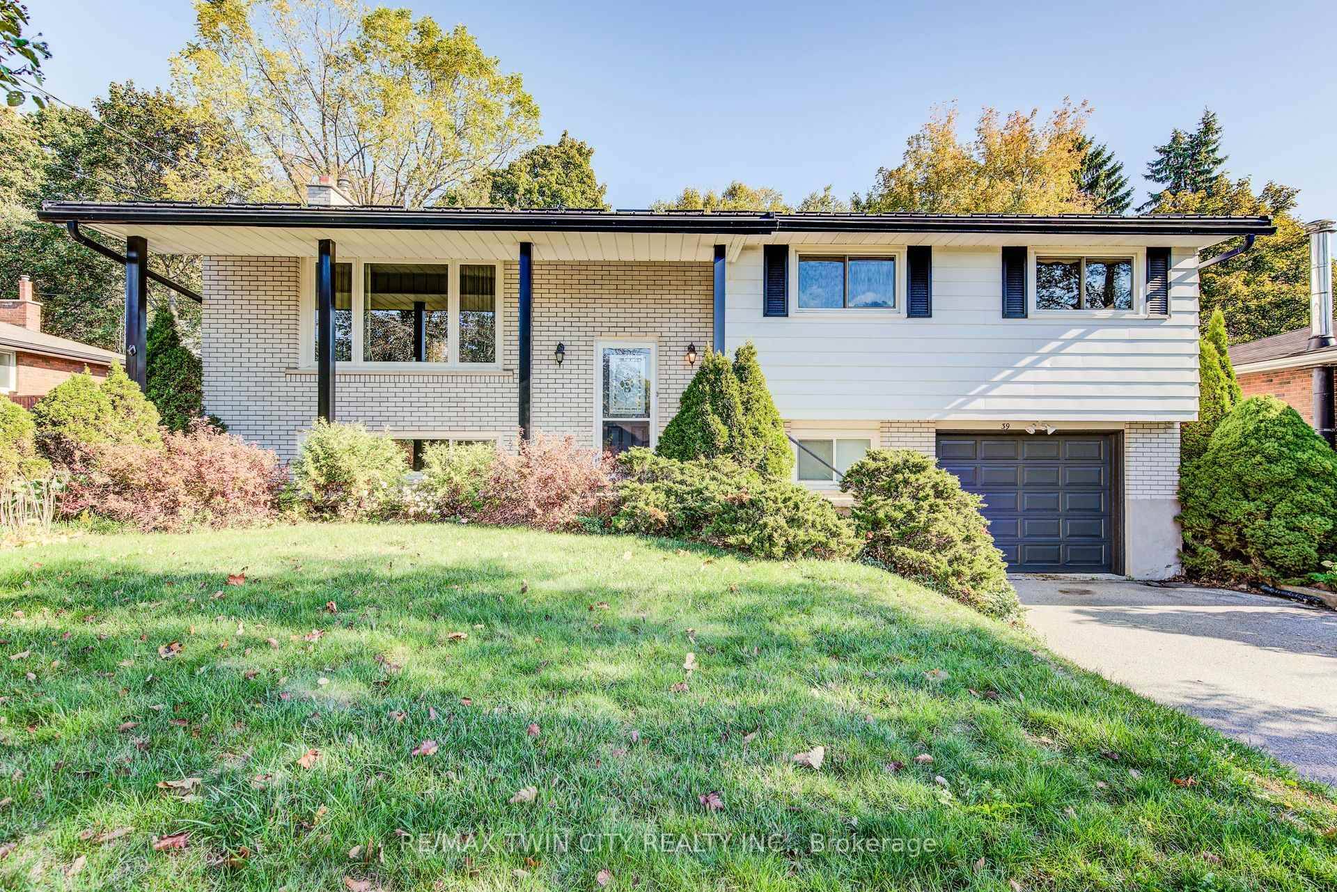 Charming 4 Bedroom Bungalow in Guelph !