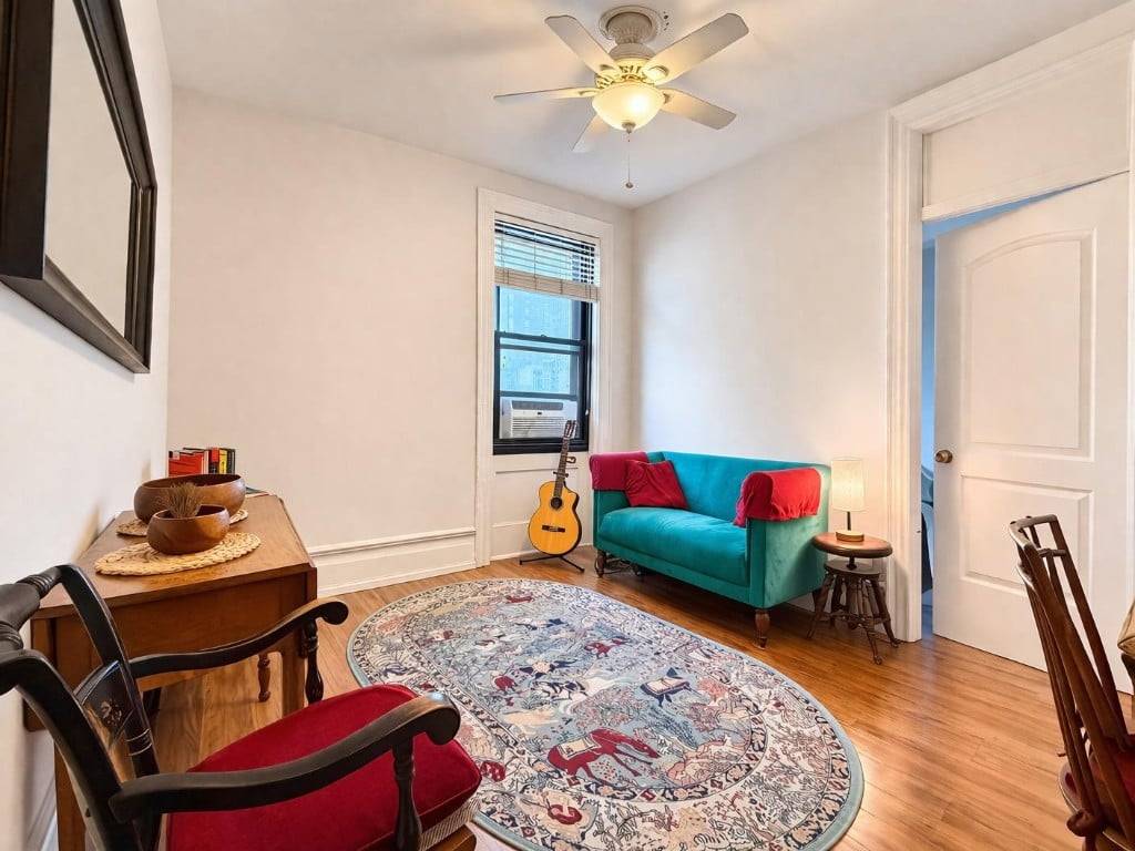 Sunny Top Floor 1BR Prime Morningside Heights Location Low MaintenanceThis charming one bedroom apartment sits steps away from the Manhattan School of Music and a few blocks from Barnard College ...
