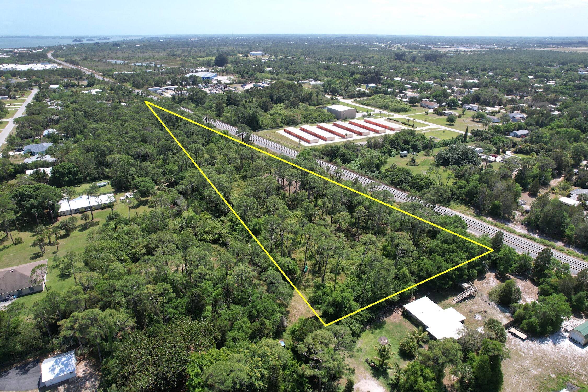 Lovely property on over 3 acres directly down the road from the Waragan Boat Docks and river access !