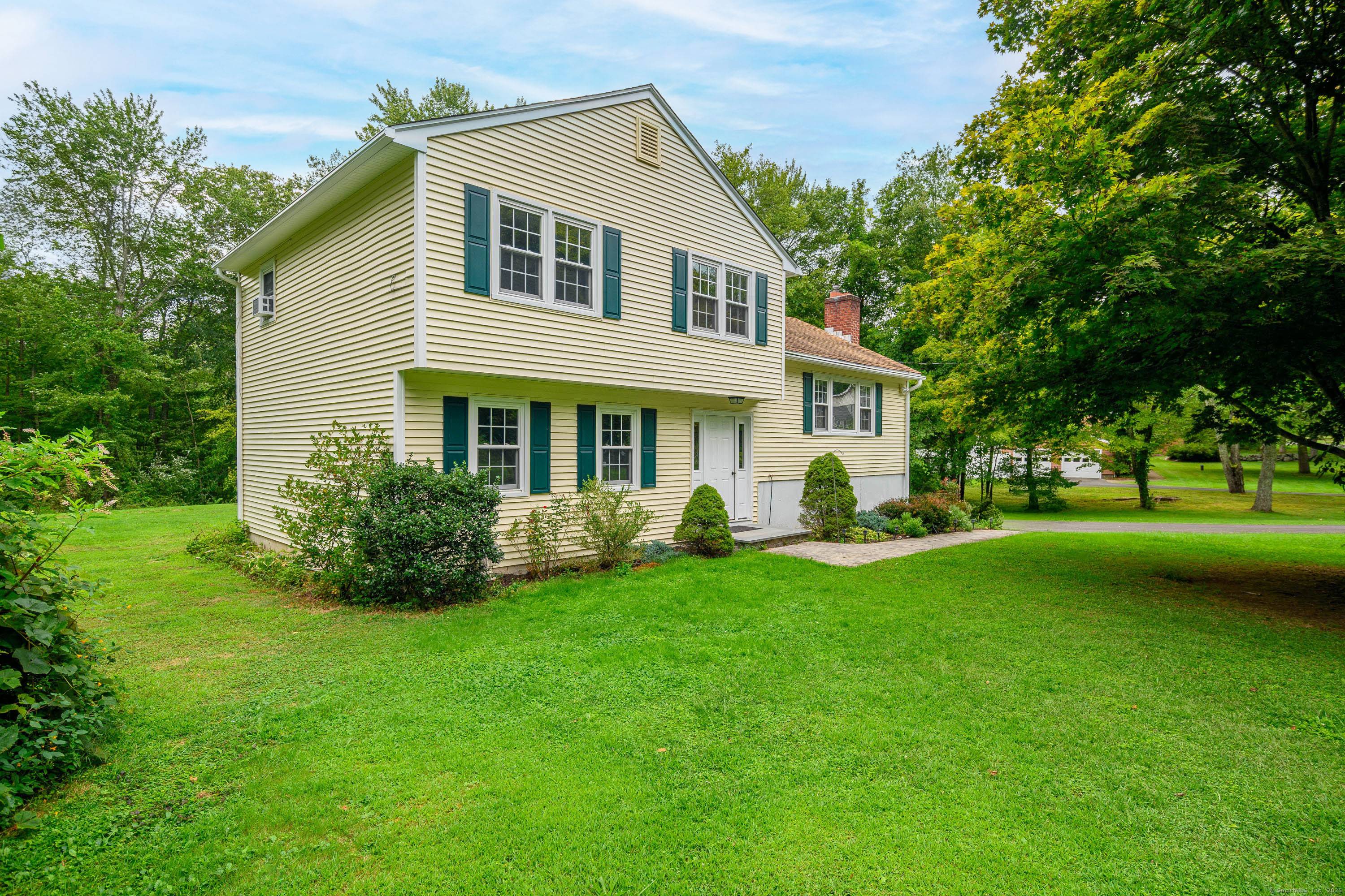 Calling for Highest and Best by 3pm 9 3 2025 Welcome to this charming split level ranch in Newtown, CT !