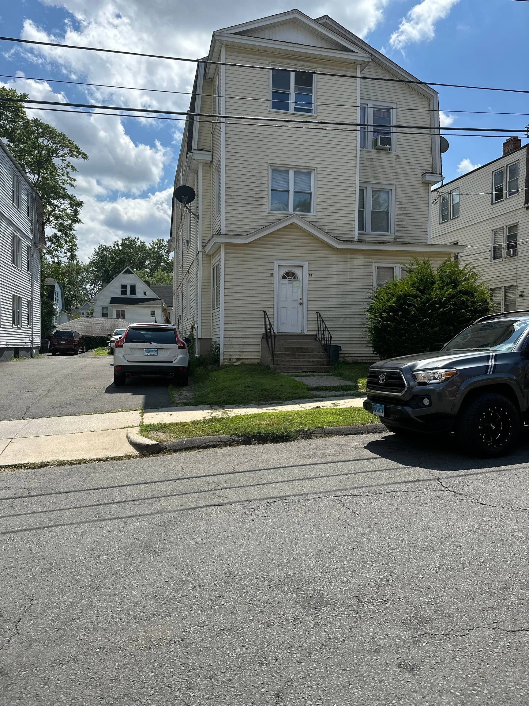 Great 3 family home in Hartford and close to all the cities amenities.