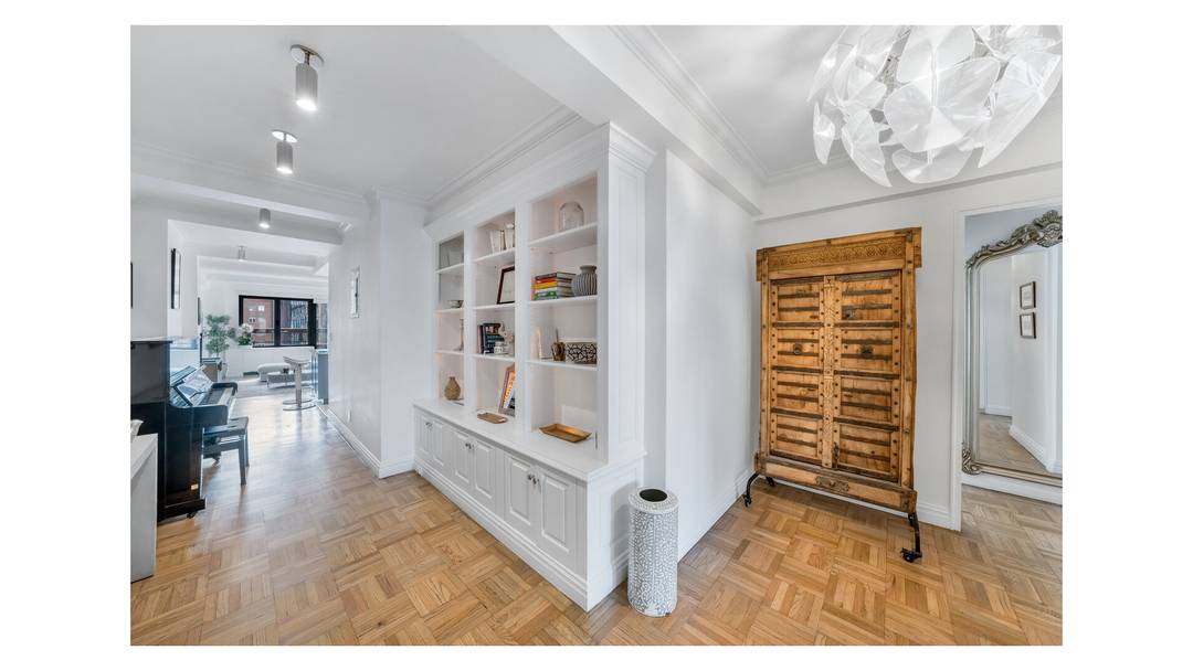 An Exceptional Opportunity on East 79th Street Perfectly positioned between Park and Lexington Avenues in one of Manhattan's most distinguished cooperatives, this rare offering at 120 East 79th Street combines ...