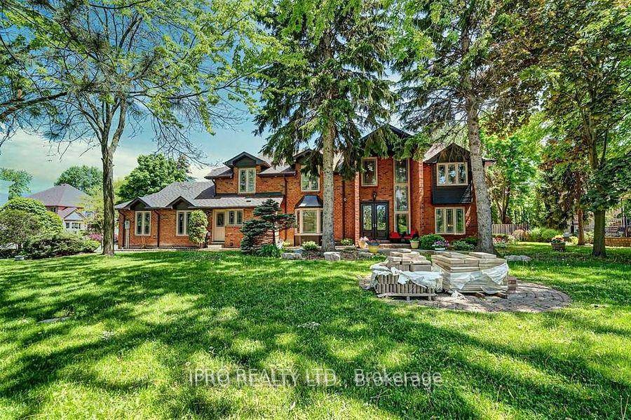 Rare Opportunity To Own One Of The Unique Detached Homes In The Heart Of Erin Mills Neighbourhood With Amazing 7 5 2 Bedrms And Two Full Kitchens.
