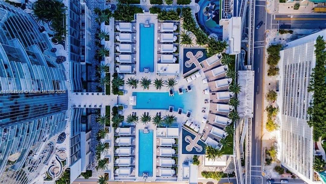 Discover the luxurious lifestyle in this modern 1 bed, 2 bath den apartment at Paramount Miami World Center.