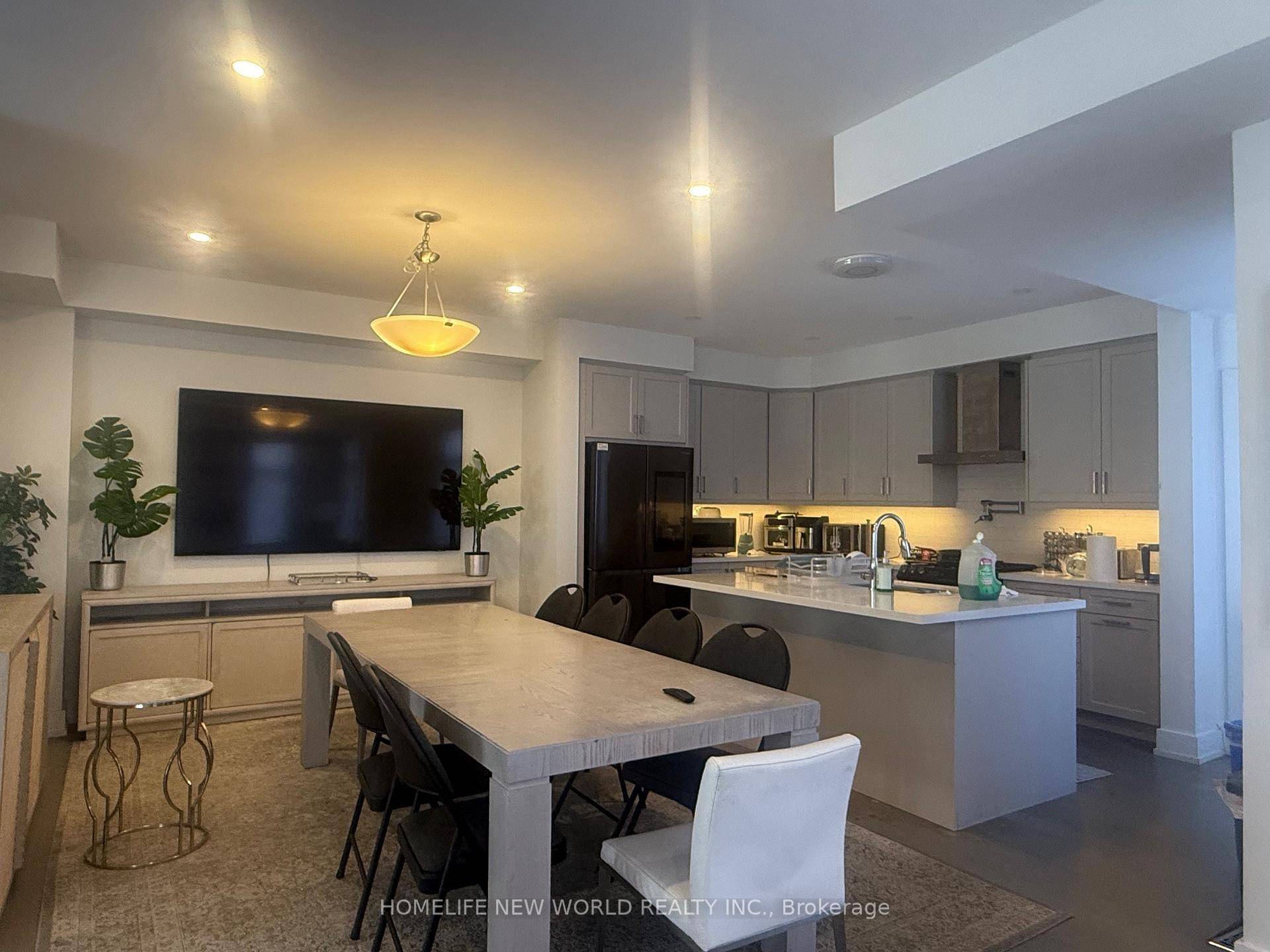 Stunning french urban style detached home in prestigious angus glen.
