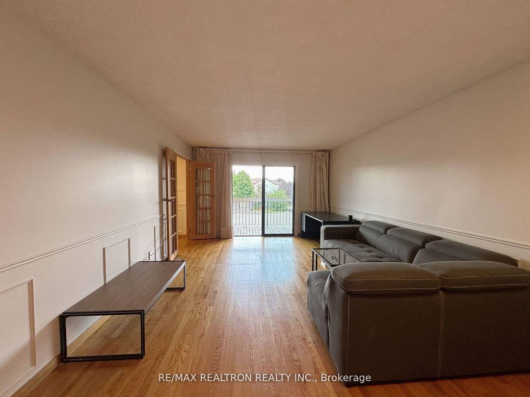 Welcome to this fully furnished, charming home in one of Mississaugas most peaceful and family friendly neighbourhoods, located at the end of a quiet cul de sac, but minutes to ...