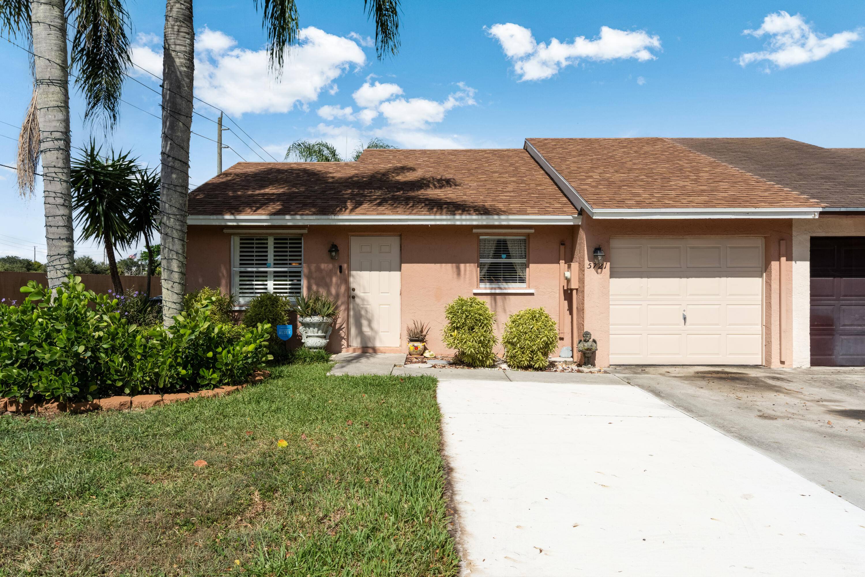 This charming end unit townhome in the desirable Lee's Crossing community of Lake Worth.