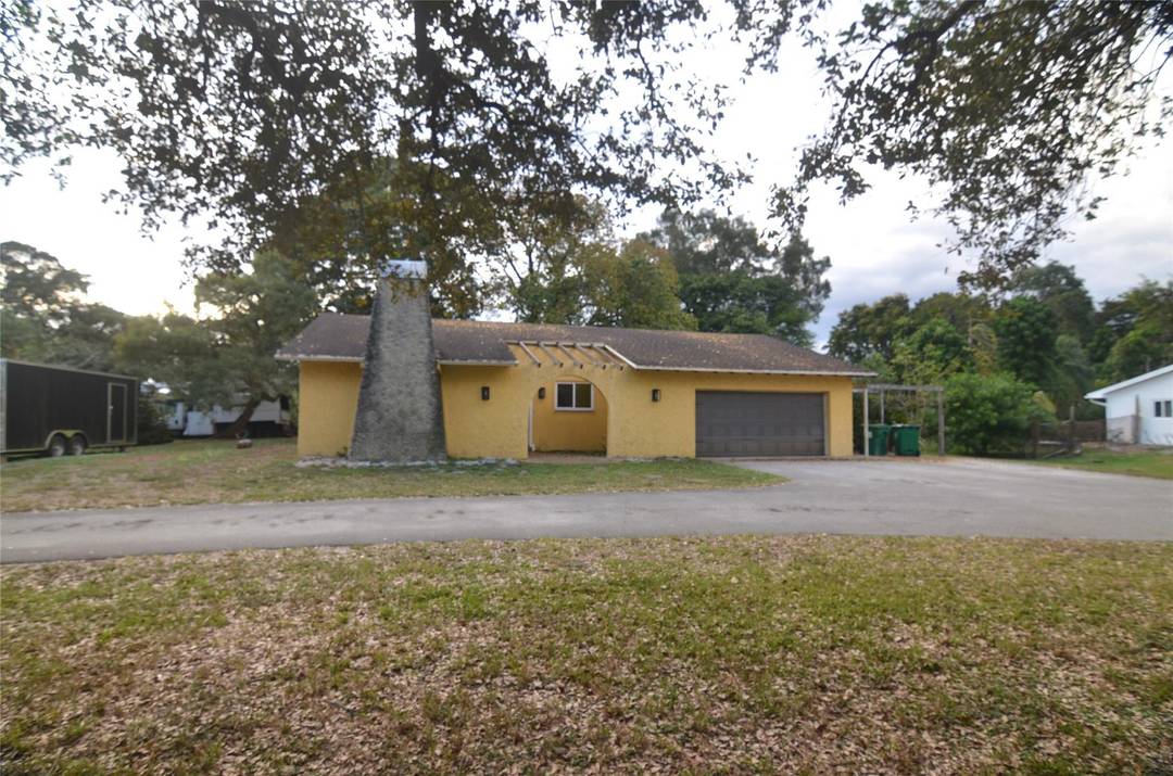 Fully renovated house with huge front and a back yard to the fence before the small lake and located in a beautiful area of Davie.