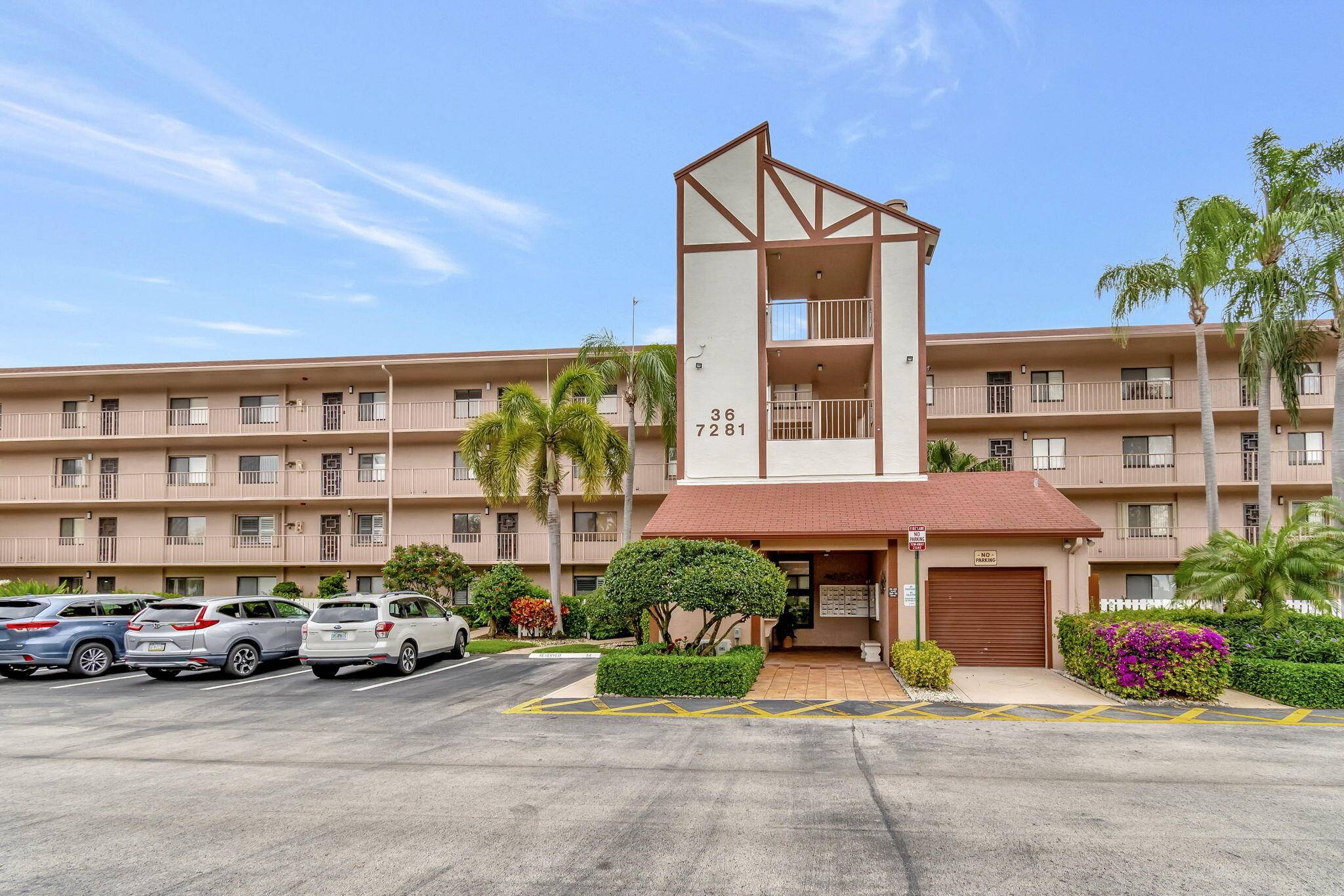 2 BR 2BA Condo located in the 24 Hour Manned Gated 55 community of Huntington Lakes in Delray Beach.