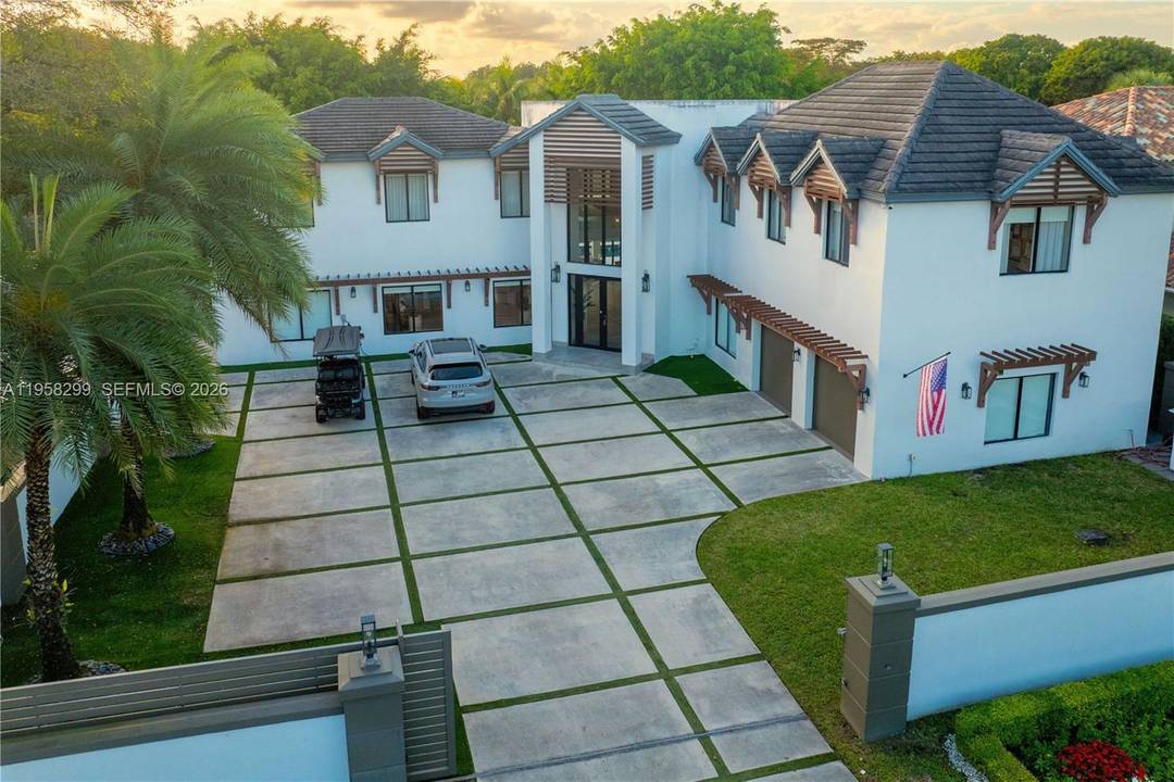 Experience the ultimate in sophisticated living in this expansive modernized estate, boasting an impressive footprint of over 6, 500 sqft of living area.