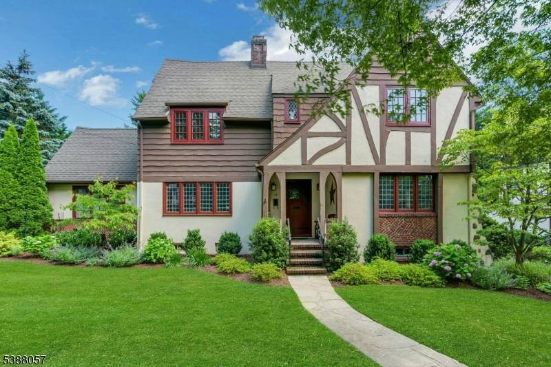 Stunning Home, Ideal Location !