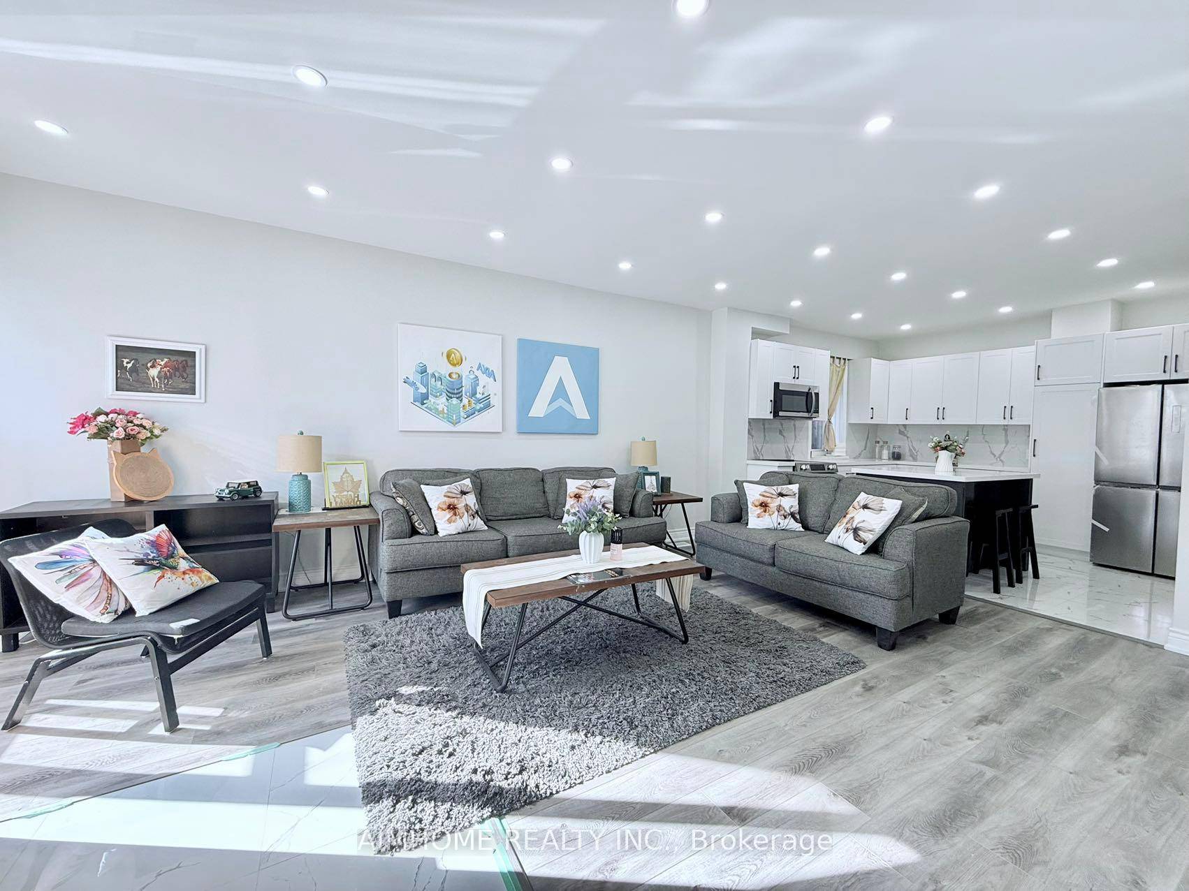 Immaculate amp ; Bright Exec 2 Storey Brick House Newly Renovated 4Bdrm 3 full pieces Bath Newly exchanged the Heat pump with A C Newly roof insulation and basement insulation ...