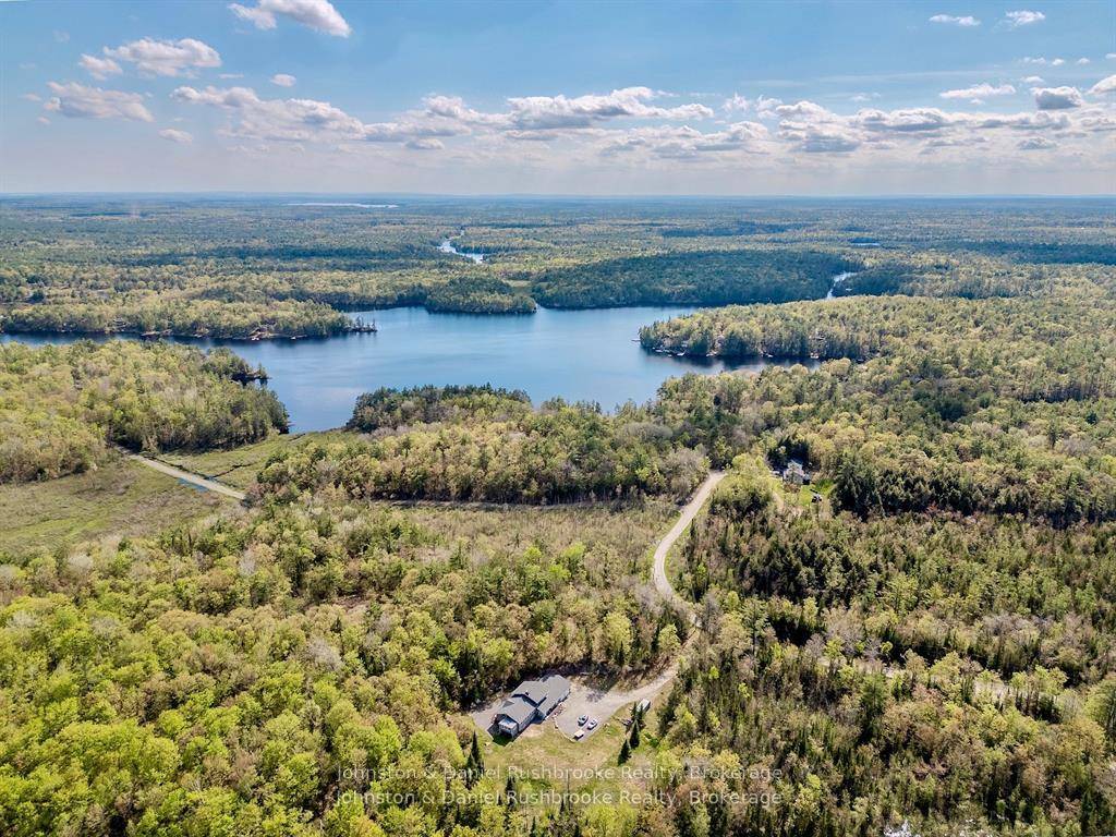 Versatile Living Just Minutes from Gravenhurst !