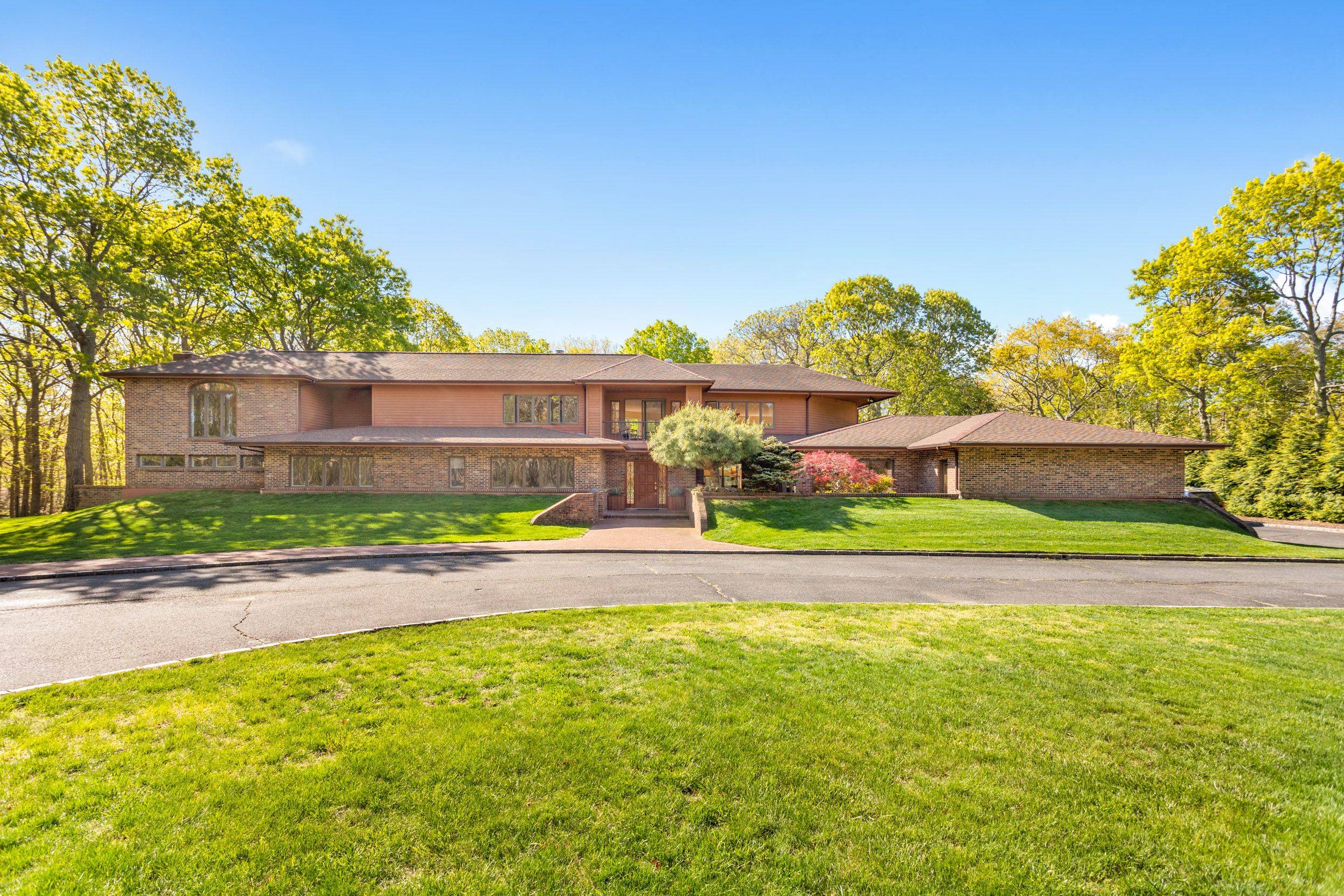 Awesome 5 bedroom Home in Hampton Bays!