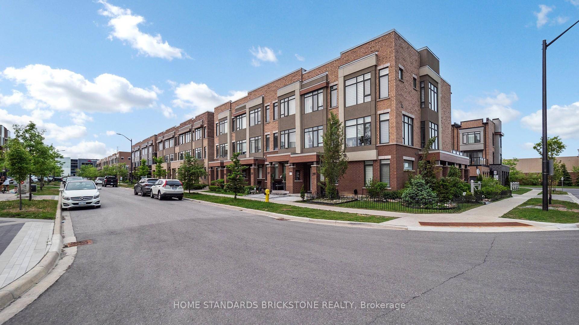 Luxury Executive Townhouse In Desirable New Community Of Central Vaughan !