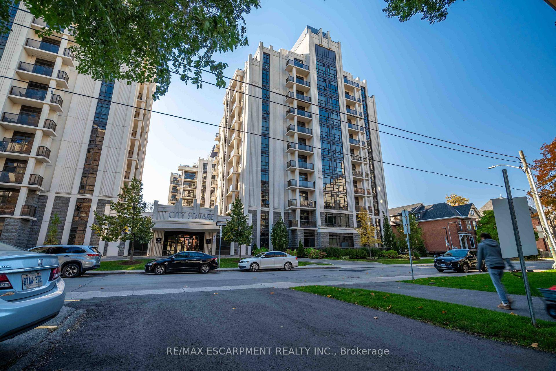 A sought after 2 bedroom condo in the City Square awaits you !