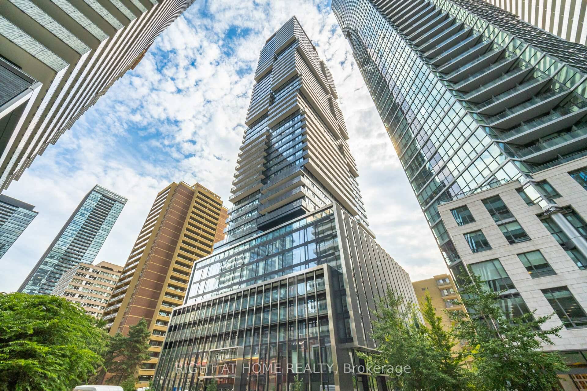 Immaculate 2 bedroom unit with 2 bathrooms in the luxury condo of 55 Charles In Yorkville !