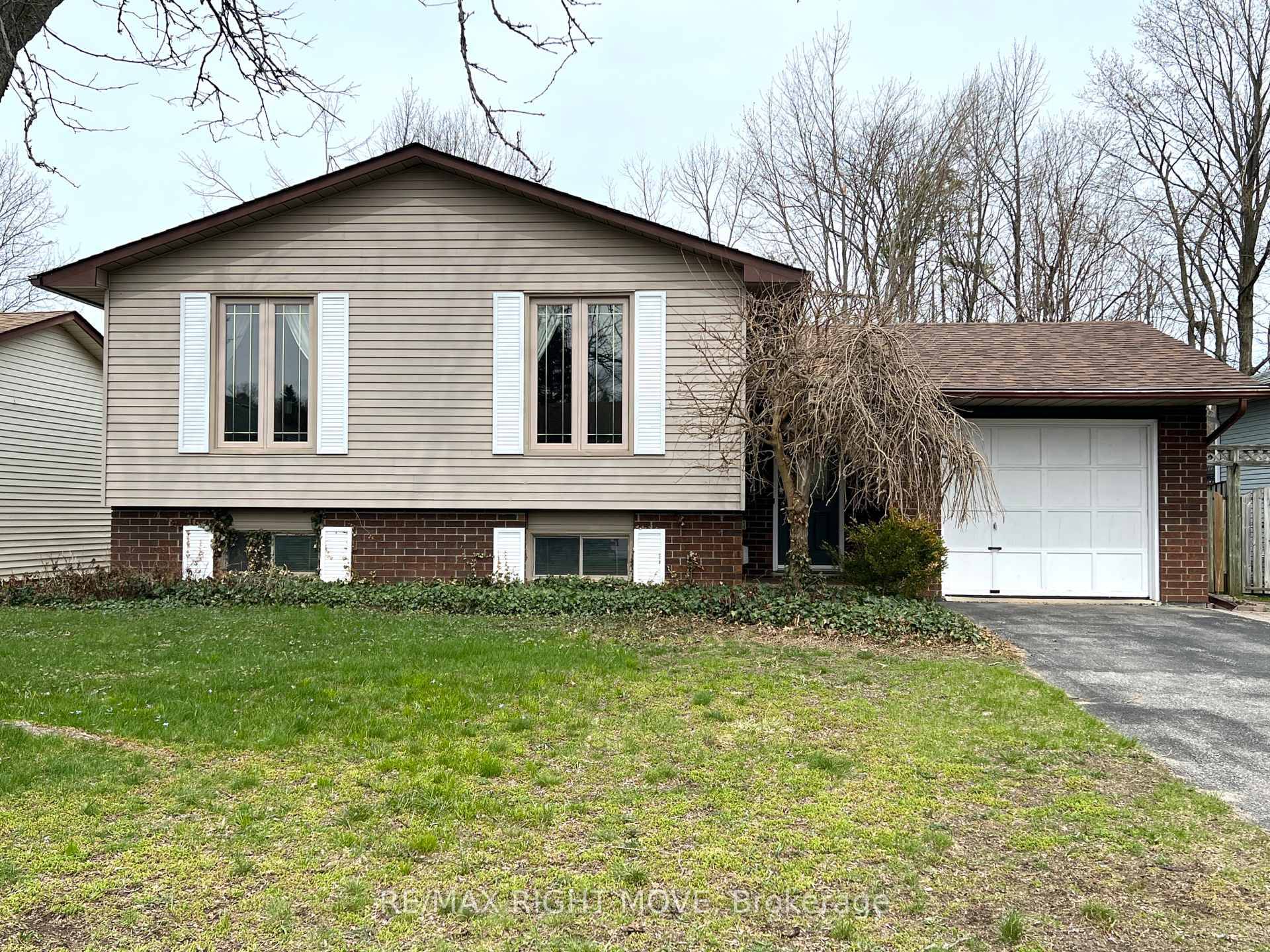 4 bedroom home located in a great neighbourhood in Orillia's West Ward.