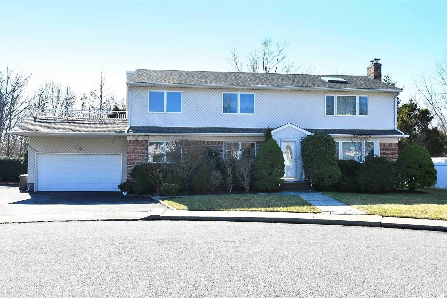 Amazing spacious Duplex home nestled on 1 4 acre property.