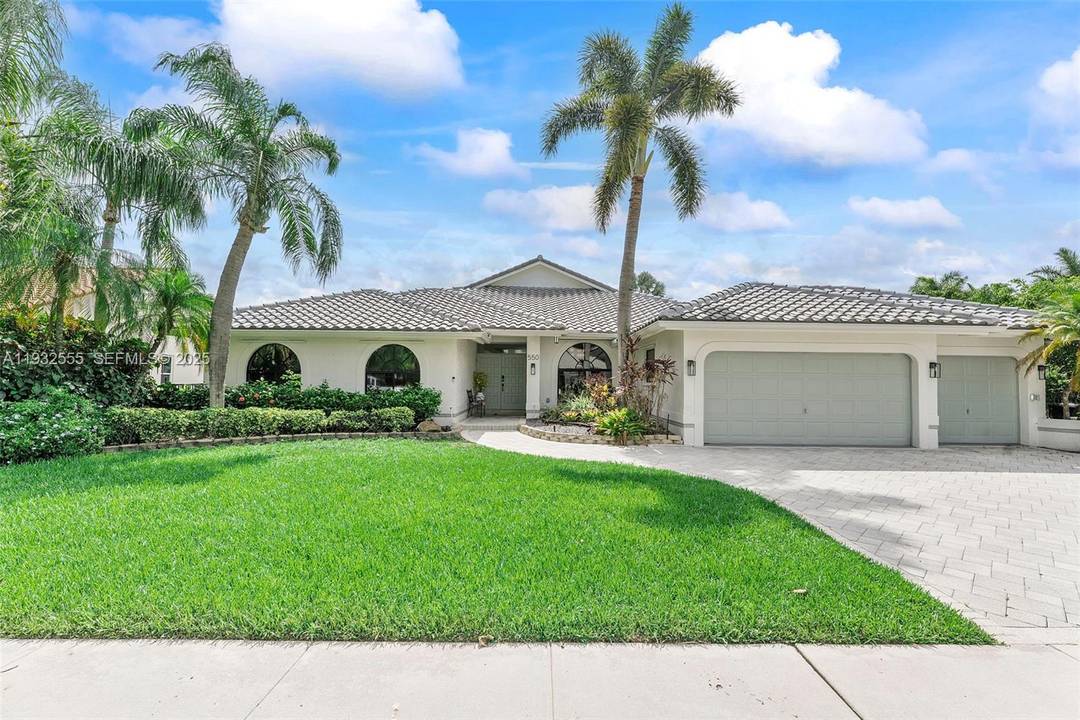 Elegant luxury family home in the heart of Plantation !