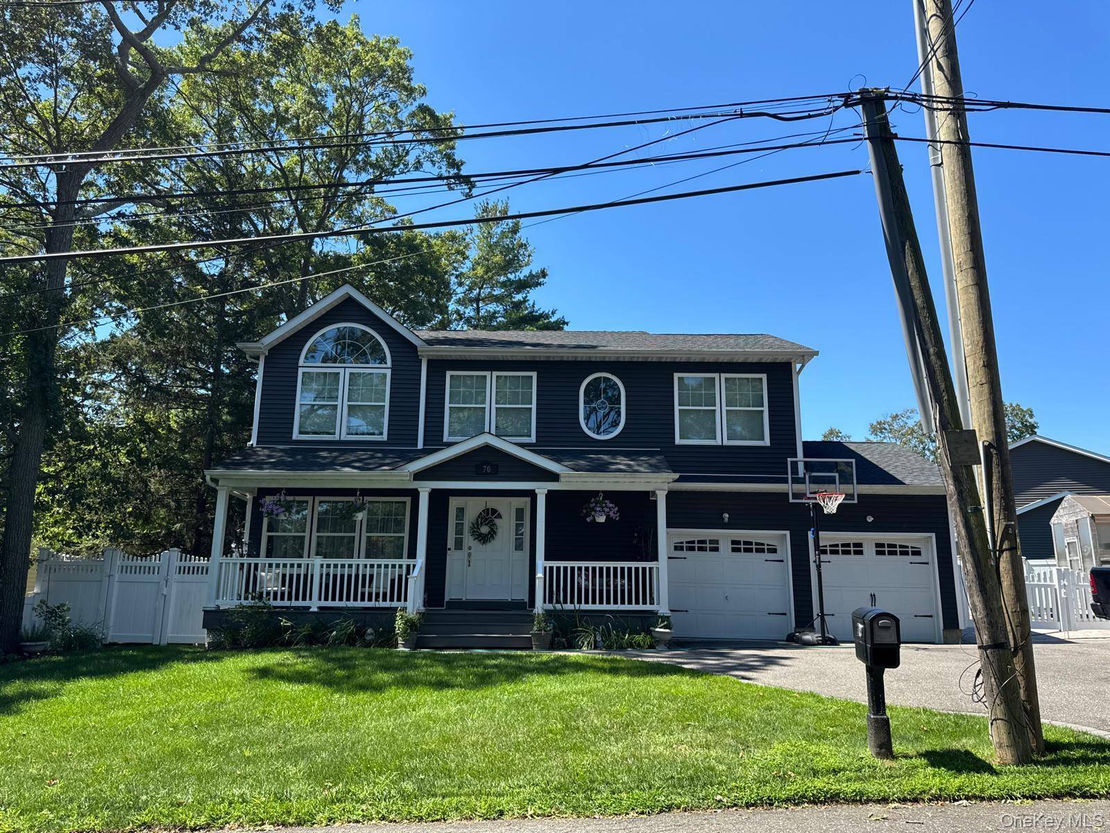 Beautiful construction on this transitional style colonial.
