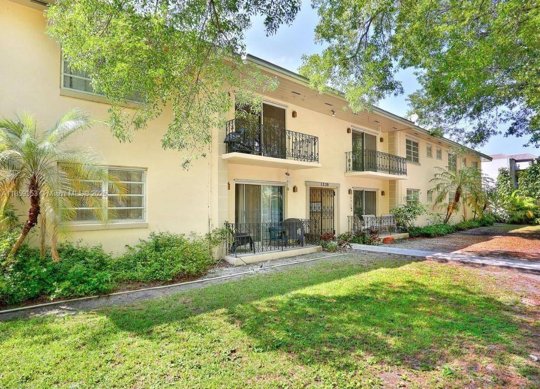 INVESTORS OR OWNER OCCUPIED HUGE 3 BEDROOM, 2 BATHROOM, 1421 SF, Cachet South Gables Building across from University of Miami.