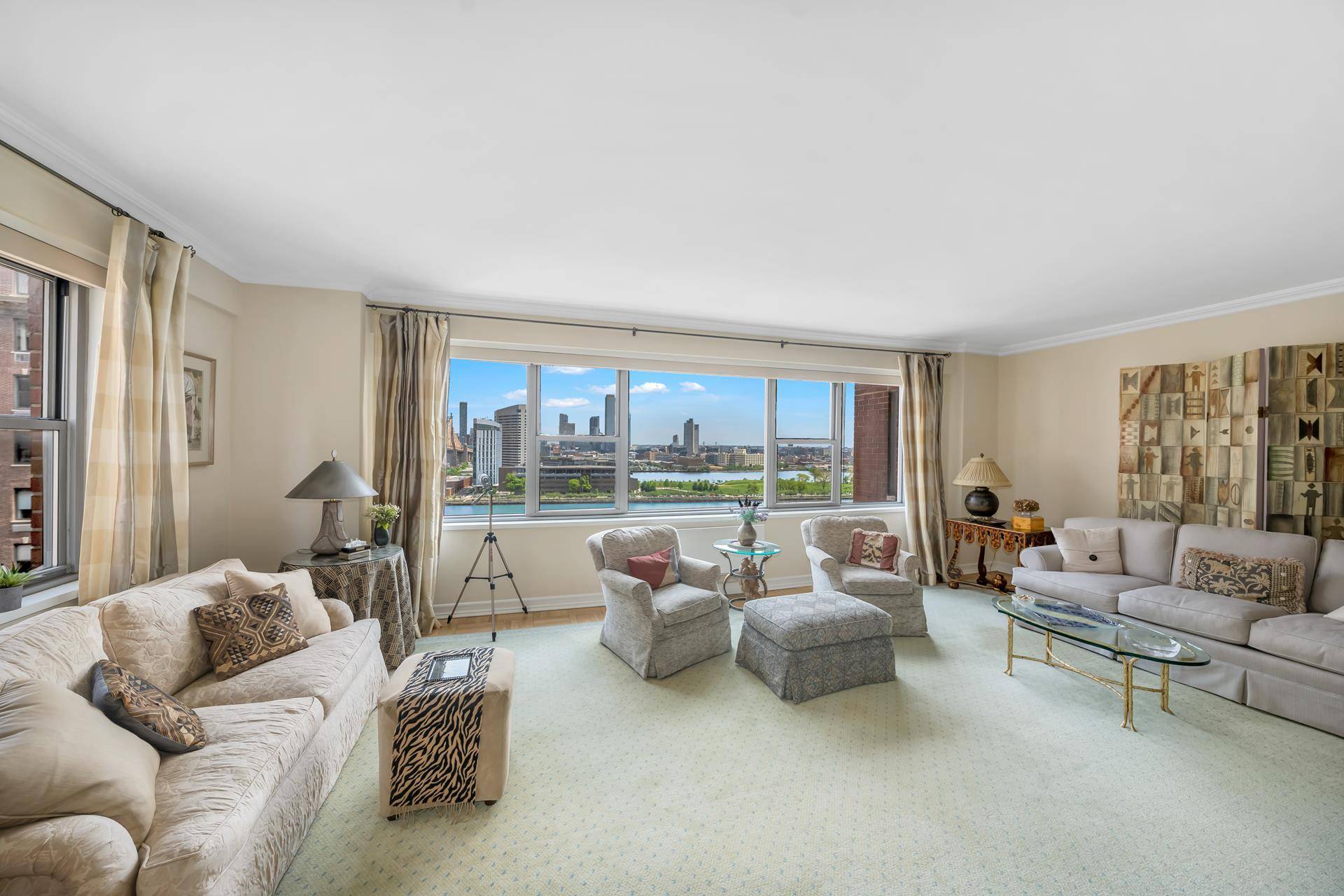 Wonderful corner classic five room layout with great river, bridge and city views.