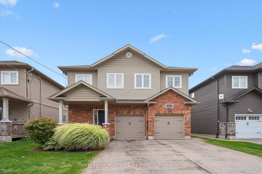 Great opportunity here to live in one unit and have the other unit as a fantastic mortgage helper !